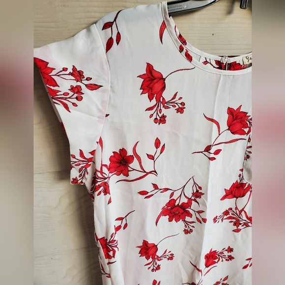 Lily White Bright Red Floral Pattern Keyhole Cut-out Boxy Business Casual Blouse - Picture 5 of 9